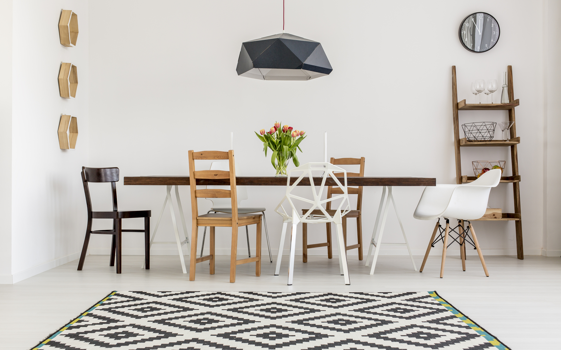 HIT: Drveni stolci različitih oblika i stilova