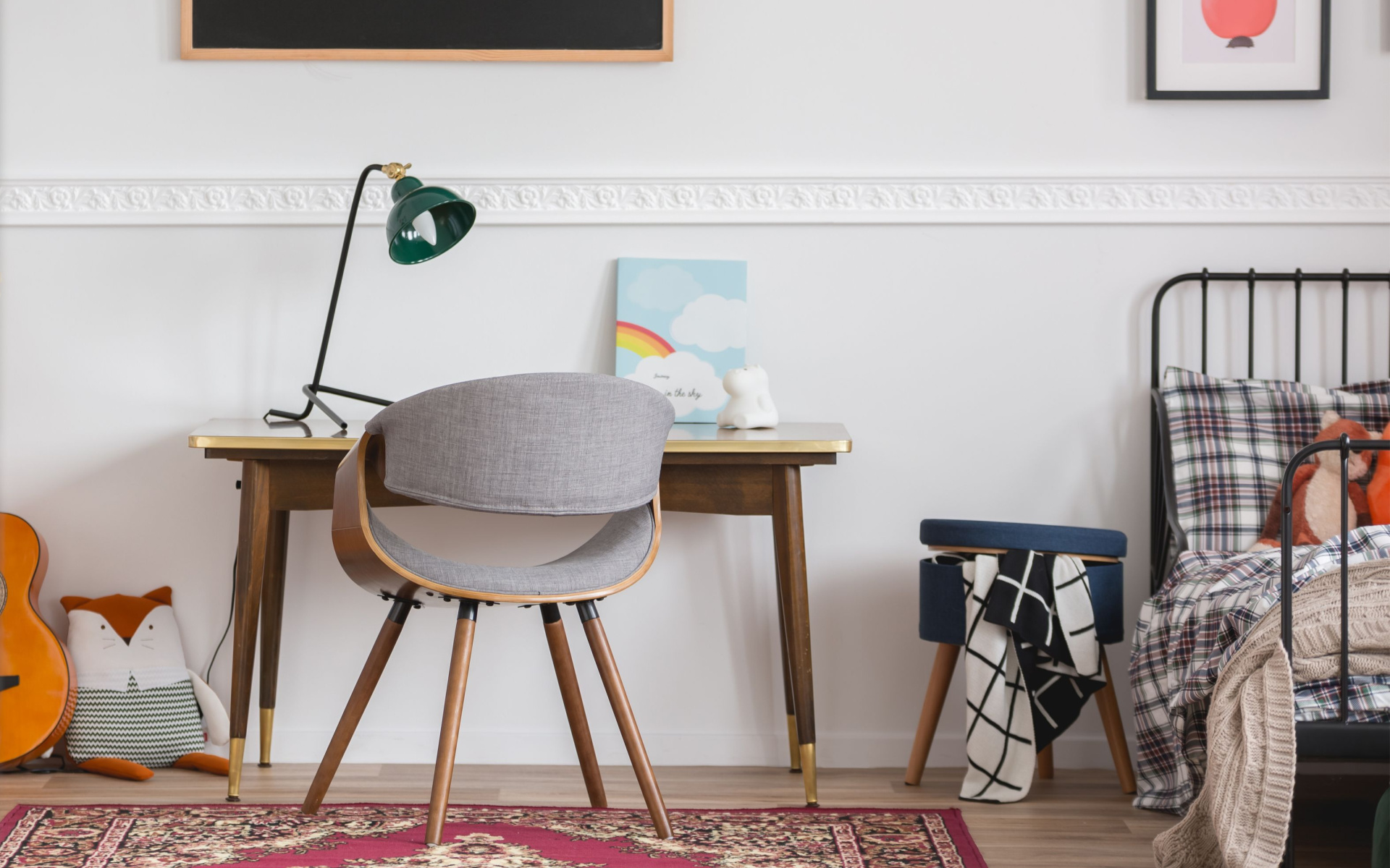 Uređenje sobe za školarce: Kakav radni stol odabrati?